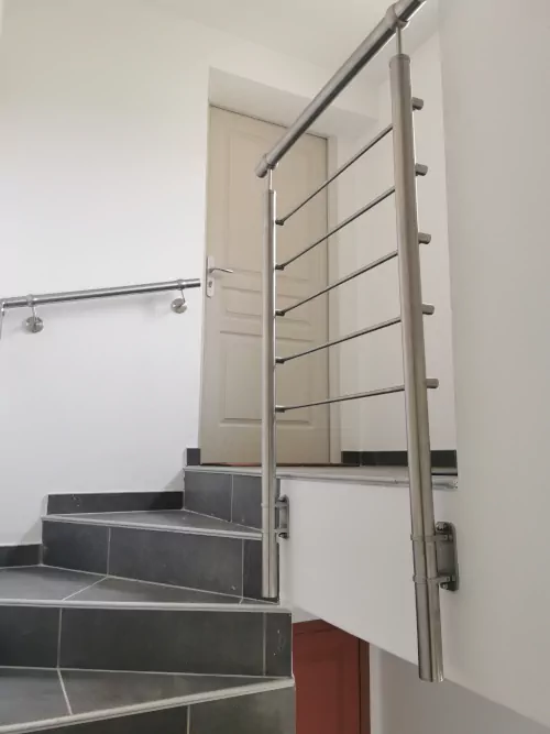 Garde corps fixée avec la méthode à l'anglaise sur le côté de la dalle