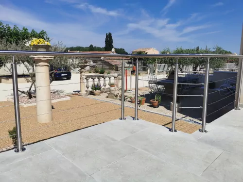 Garde corps en inox posé à la française sur le dessus de la dalle