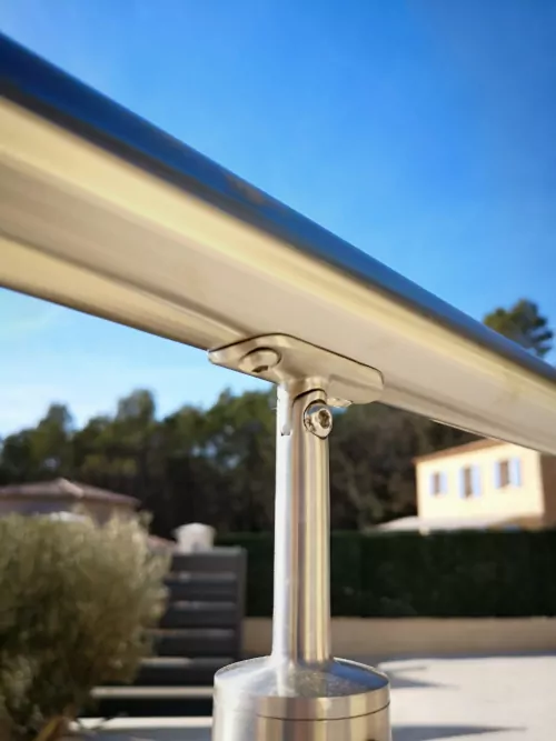 Gros plan d'une rambarde en inox en extérieur par FSA Inox