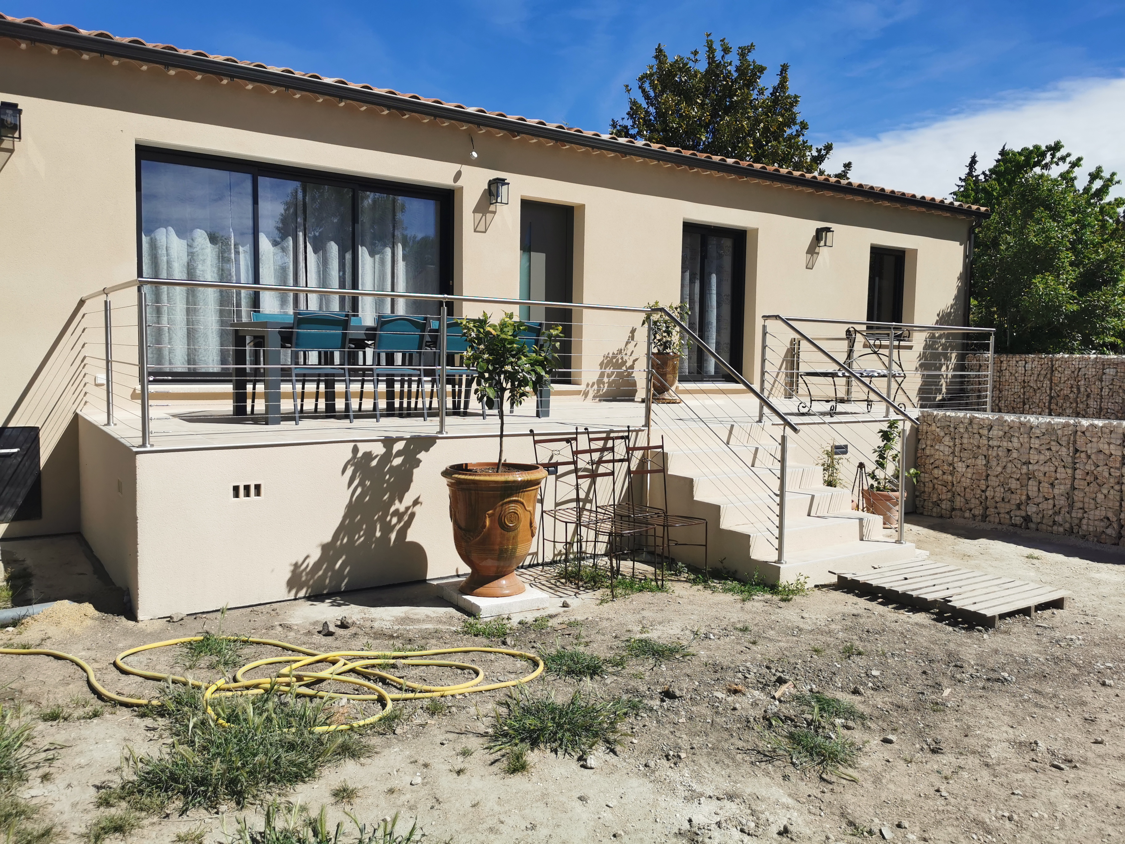 Avignon – garde-corps cintré – main courante bois – 5 câbles inox 4 mm