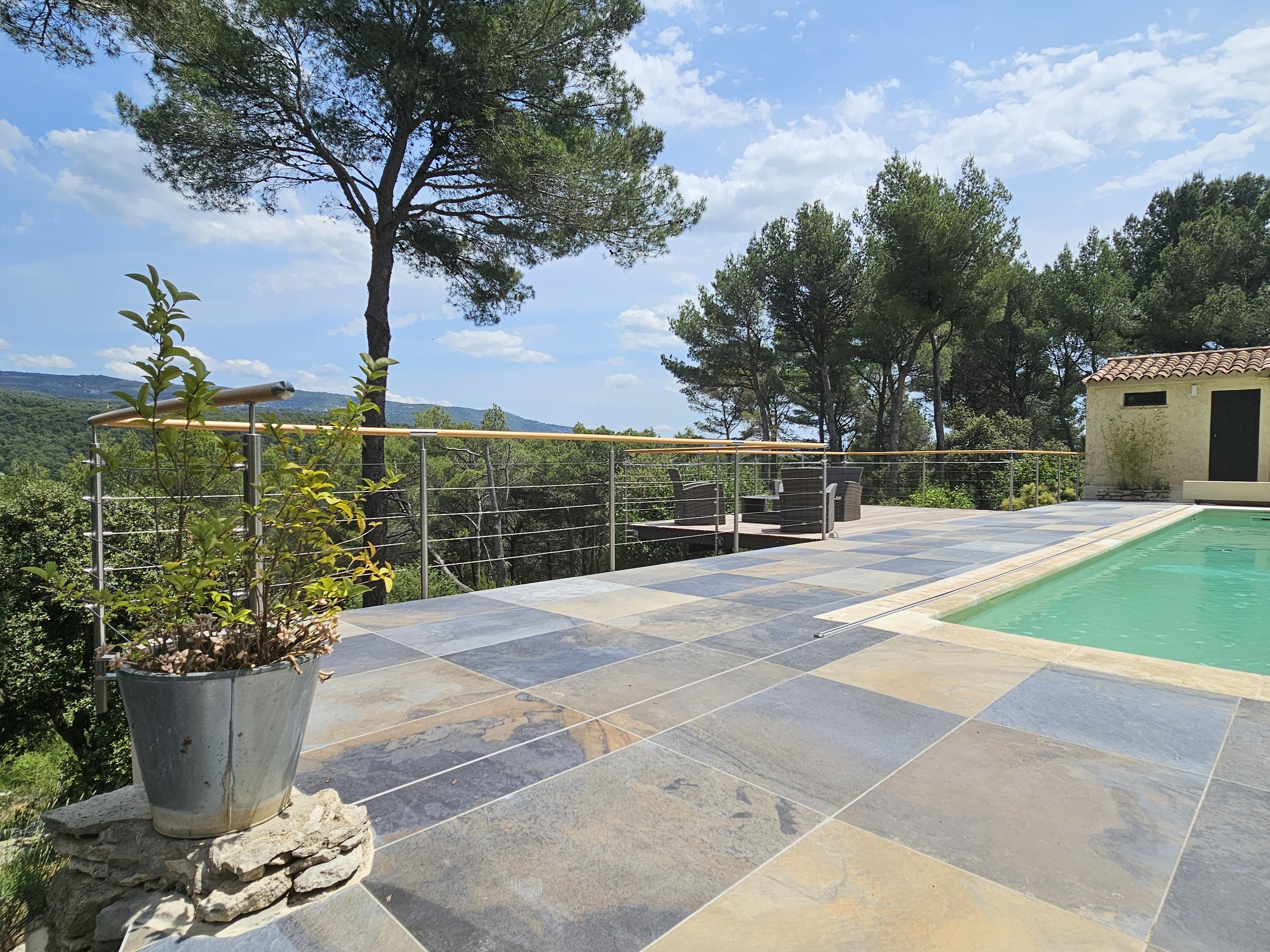 Garde-corps inox A4 terrasse L’Isle-sur-la-Sorgue, pose à l’anglaise, main courante bois et câble inox 4 mm