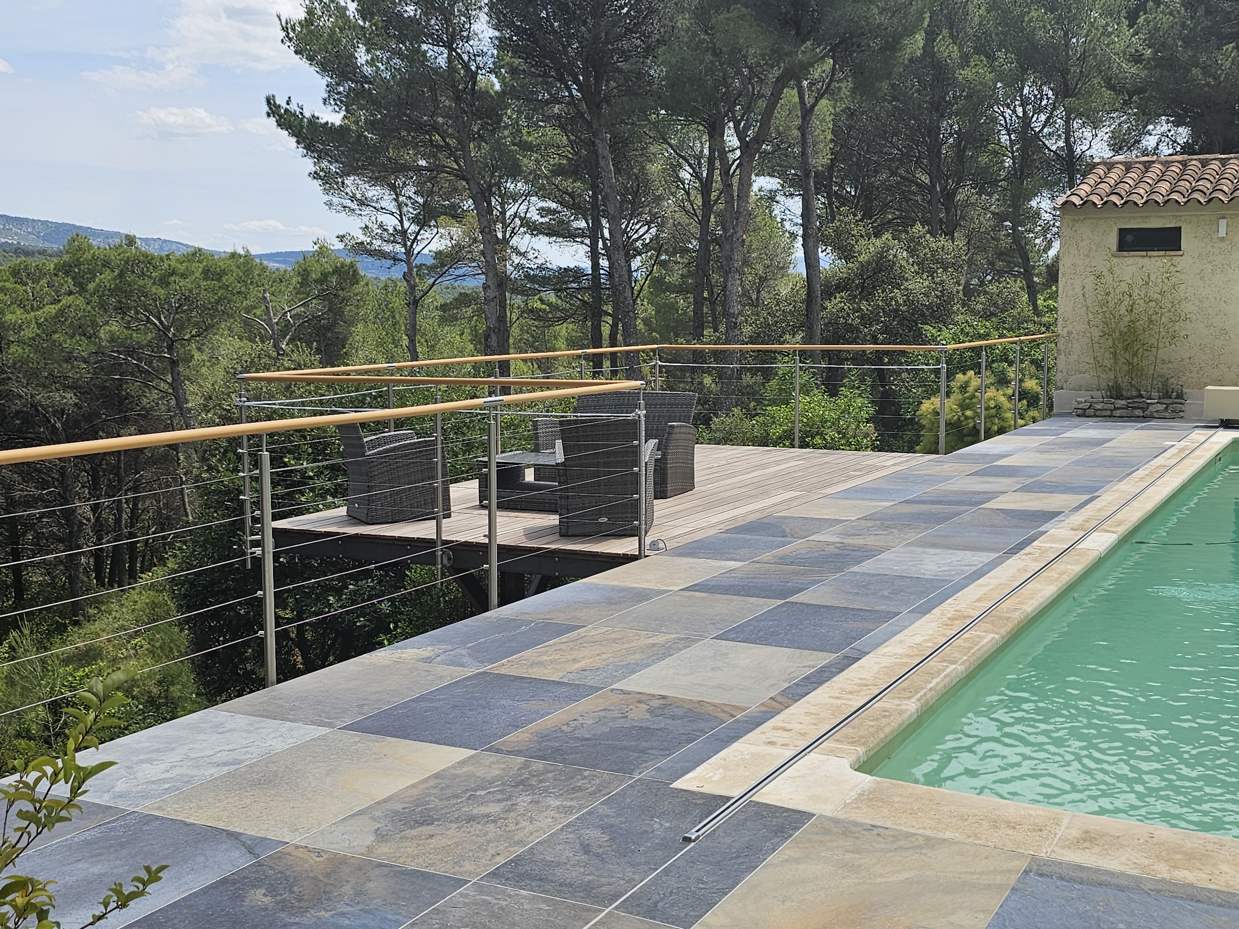 Détail garde-corps inox câble 4 mm avec main courante bois, pose terrasse à L’Isle-sur-la-Sorgue